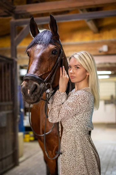 Ung Ryttare Kvinna Blond Med Långt Hår Klänning Poserar Med — Stockfoto