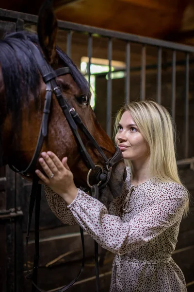 Ung Ryttare Kvinna Blond Med Långt Hår Klänning Poserar Med — Stockfoto