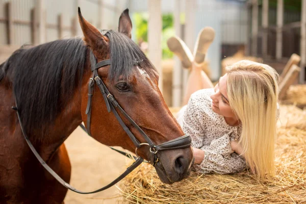 Ung Ryttare Kvinna Blond Med Långt Hår Klänning Poserar Med — Stockfoto