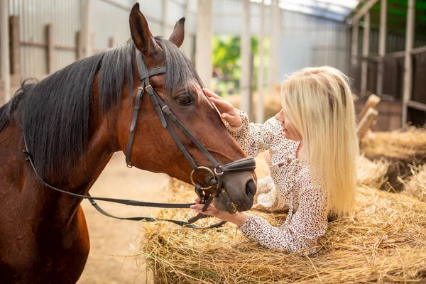 Ung Ryttare Kvinna Blond Med Långt Hår Klänning Poserar Med — Stockfoto