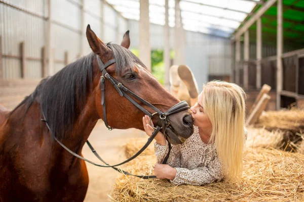 Ung Ryttare Kvinna Blond Med Långt Hår Klänning Poserar Med — Stockfoto