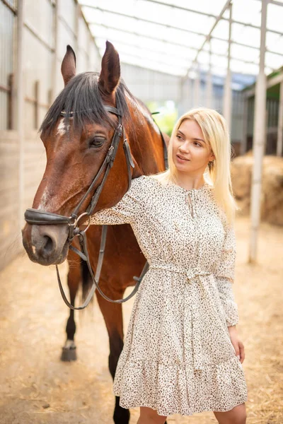 Una Joven Jinete Rubia Con Pelo Largo Vestido Posando Con — Foto de Stock