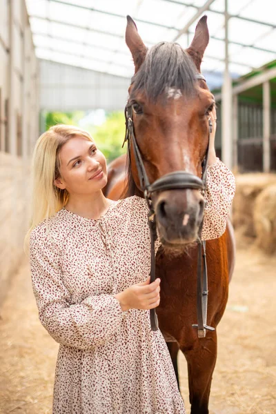 Una Joven Jinete Rubia Con Pelo Largo Vestido Posando Con — Foto de Stock