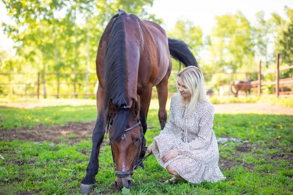 Ung Ryttare Kvinna Blond Med Långt Hår Klänning Poserar Med — Stockfoto