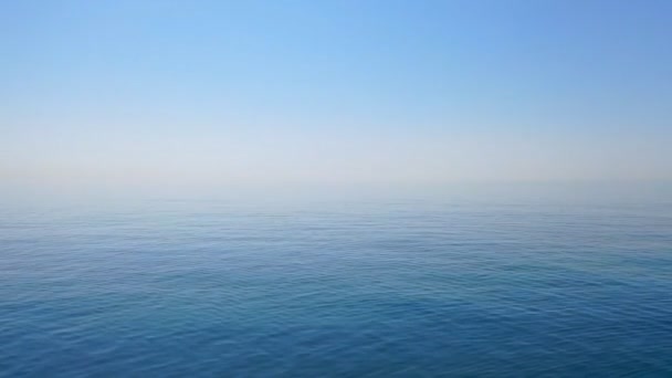 Blått hav med vågor och klarblå himmel, Adriatiska havet, Turkiet — Stockvideo