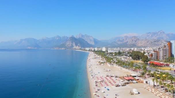 美しい青いラグーンとトルコのアンタルヤのKonyaaltiビーチの空中ビュー — ストック動画