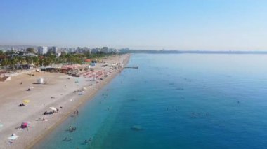 Türkiye 'nin Antalya kentindeki güzel mavi göl ve Konyaalti plajlarının hava manzarası