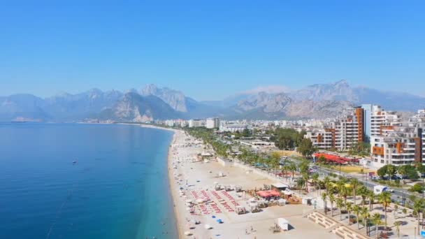 공중에서 본 아름다운 푸른 초호와 터키 안탈리아의 코냐 알티 해변 — 비디오