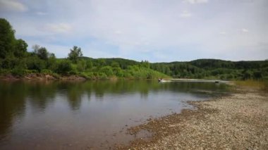 Tayga ormanlarından akan Taidon Nehri, Güney Sibirya, Rusya