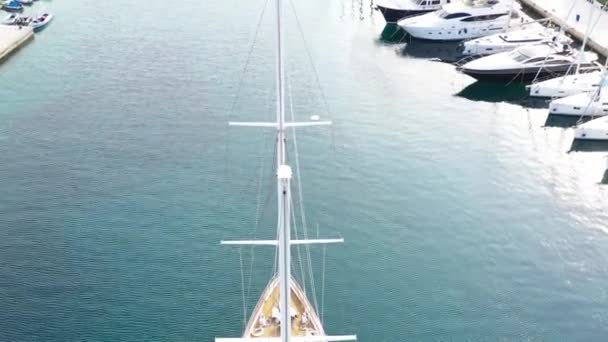 2015 년 7 월 5 일에 확인 함. 솔 타, 크로아티아 - 2016 년 7 월 5 일 : Aerial view of Sailboat in marina in small village Maslinica in Croatia Solta Island — 비디오