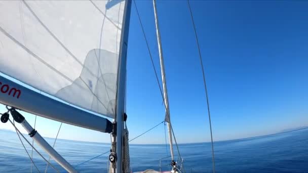 Öppnar seglet under segling på segling lyx yacht i havet på solig dag, Kroatien — Stockvideo