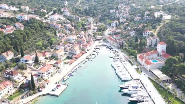 Солта, Хорватия - 5 июля 2016 года: Вид с воздуха на парусные лодки в марине в маленькой деревне Маслиника на острове Солта, Хорватия — стоковое видео