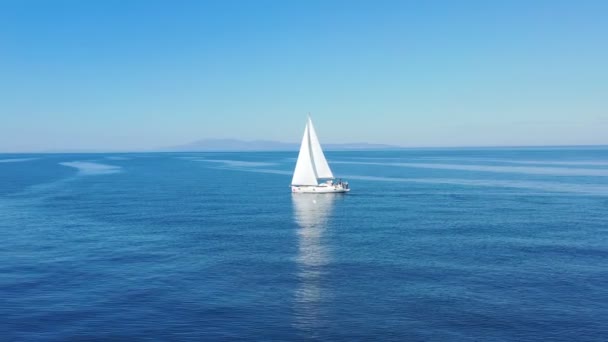 Повітряний вид на розкішну яхту на відкритому морі в сонячний день в Хорватії — стокове відео