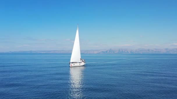 Adriatiska havet, Kroatien - 10.04.2021: Flygfoto av segling lyx yacht vid öppet hav på solig dag i Kroatien — Stockvideo