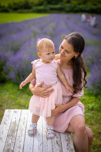 Madre con la sua piccola figlia su sfondo campo di lavanda, Repubblica Ceca — Foto Stock