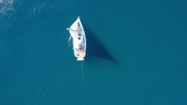 Flygfoto av segling lyx yacht vid öppet hav på solig dag i Kroatien — Stockvideo