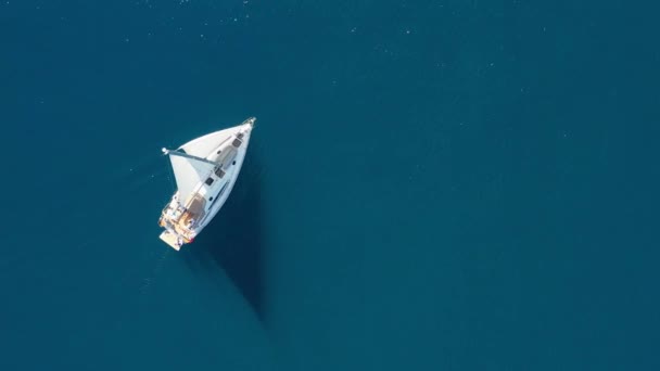 Luftaufnahme einer segelnden Luxusjacht auf offener See bei sonnigem Wetter in Kroatien — Stockvideo