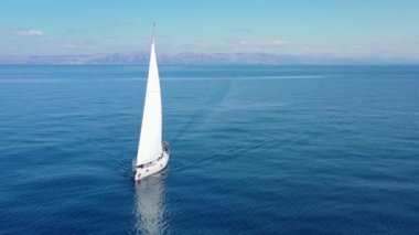 Adriyatik Denizi, Hırvatistan - 10.04.2021: Hırvatistan 'ın açık denizlerindeki lüks yelkenli yatının havadan görünüşü