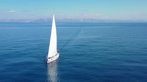 Adriatiska havet, Kroatien - 10.04.2021: Flygfoto av segling lyx yacht på öppet hav, Kroatien — Stockvideo