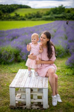 Anne, küçük kızı lavanta tarlasında, Çek Cumhuriyeti