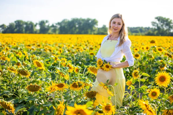 Portrait de la belle femme en tournesols sur fond de ciel — Photo