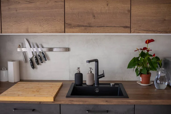 Cocina moderna en colores grises y armarios de madera en casa con utensilios de cocina —  Fotos de Stock