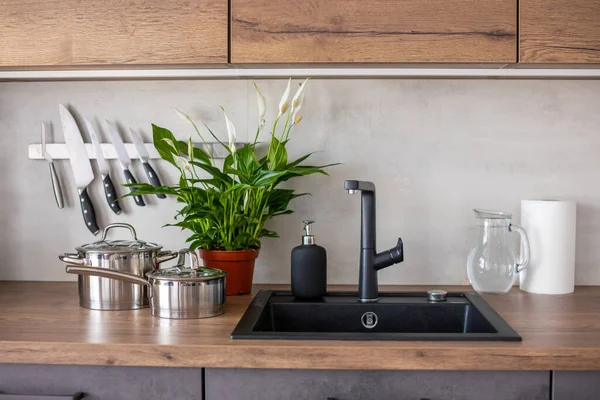 Cocina moderna en colores grises y armarios de madera en casa con utensilios de cocina —  Fotos de Stock