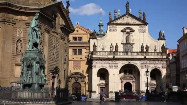 Prag, Çek Cumhuriyeti - 29.07.2021: Prag 'daki Haçlı Meydanı' ndaki Kral Charles IV anıtında panoramik manzara — Stok video