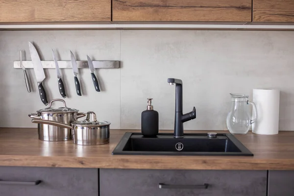 Cocina moderna en colores grises y armarios de madera en casa con utensilios de cocina —  Fotos de Stock