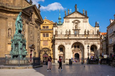 Prag, Çek Cumhuriyeti - 29.07.2021: Prag 'daki Haçlı Meydanı' ndaki Kral Charles IV anıtında panoramik manzara