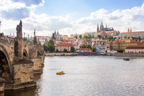Вид на старовинне місто і Празький замок з річкою Влтава (Чехія). — стокове фото