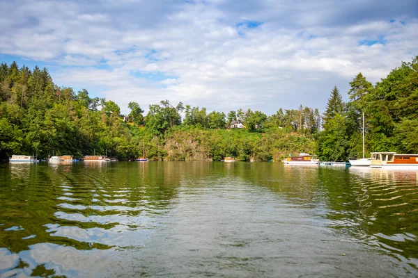 Pequenas casas flutuantes no Lago Slapy, Boêmia, República Checa, Europa — Fotografia de Stock