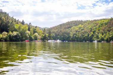 Vltava nehri, Bohemya, Çek Cumhuriyeti 'ndeki Slapy Barajı' ndaki yat limanı