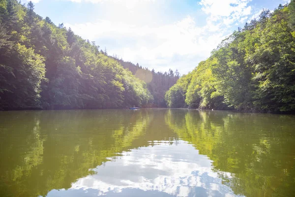 Uma paisagem ao longo do rio de Vltava, na República Checa. Vista da água — Fotografia de Stock