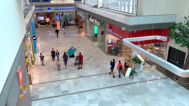 Czech Republic - 27.08.2021:ショッピングセンターの人たちチェコのプラハで最も黒い橋やサーニー — ストック動画