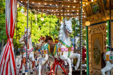 Prag, Çek Cumhuriyeti - 23.08.2021: Çek Cumhuriyeti 'nin Prag kentindeki Petrin tepesinde eski Almanya atlıkarıncaları
