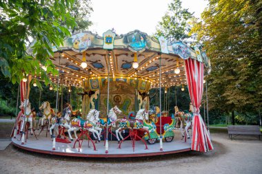 Prag, Çek Cumhuriyeti - 23.08.2021: Çek Cumhuriyeti 'nin Prag kentindeki Petrin tepesinde eski Almanya atlıkarıncaları