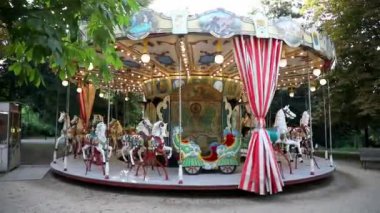 Prag, Çek Cumhuriyeti - 23.08.2021: Çek Cumhuriyeti 'nin Prag kentindeki Petrin tepesinde eski Almanya atlıkarıncaları