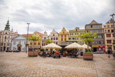 Plzen, Çek Cumhuriyeti - 22,08.2021: Çek Cumhuriyeti 'nin eski Plzen kentinin ana meydanındaki insanlar