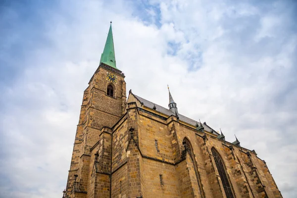 Catedral de Bartolomé en la plaza principal de Plzen, República Checa — Foto de Stock