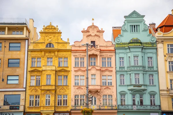 Плзен, Чехія - 22.08.2021: люди на головній площі старого міста Плзен, Чехія — стокове фото