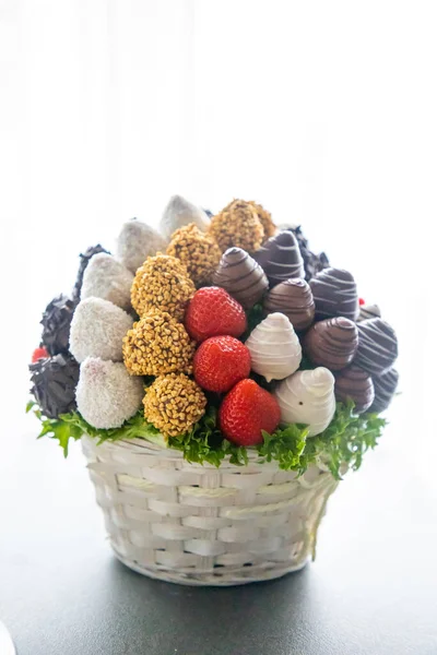 Chocolade eetbare bloemen van aardbeien fruit — Stockfoto