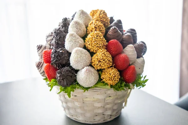 Chocolade eetbare bloemen van aardbeien fruit — Stockfoto