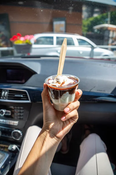 Mulher segurando o McDonalds McFlurry Ice Cream com chocolate em um carro depois de dirigir thru. Conduzir através do conceito — Fotografia de Stock