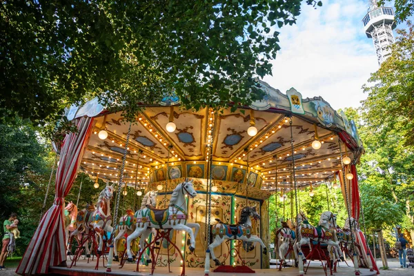 Prag, Tjeckien - 23.08.2021: Gamla Tyskland karusell i Petrin kulle på sommaren i Prag, Tjeckien — Stockfoto