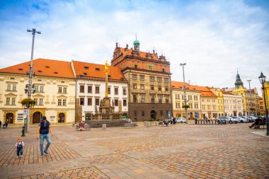 Plzen, Çek Cumhuriyeti - 22,08.2021: Çek Cumhuriyeti 'nin eski Plzen kentinin ana meydanındaki insanlar