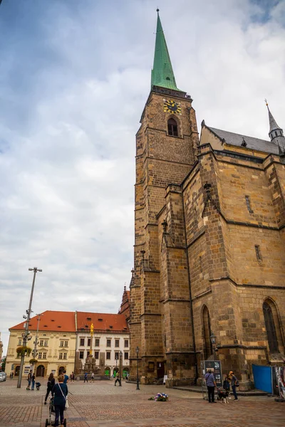 Plzen, República Checa - 22.08.2021: Catedral de Bartolomé en la plaza principal de Plzen, República Checa — Foto de Stock
