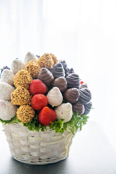 Chocolade eetbare bloemen van aardbeien fruit — Stockfoto