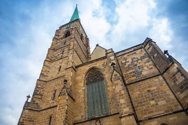 Catedral de Bartolomé en la plaza principal de Plzen, República Checa — Foto de Stock