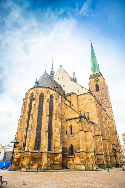 Plzen, República Checa - 22.08.2021: Catedral de Bartolomé en la plaza principal de Plzen, República Checa — Foto de Stock
